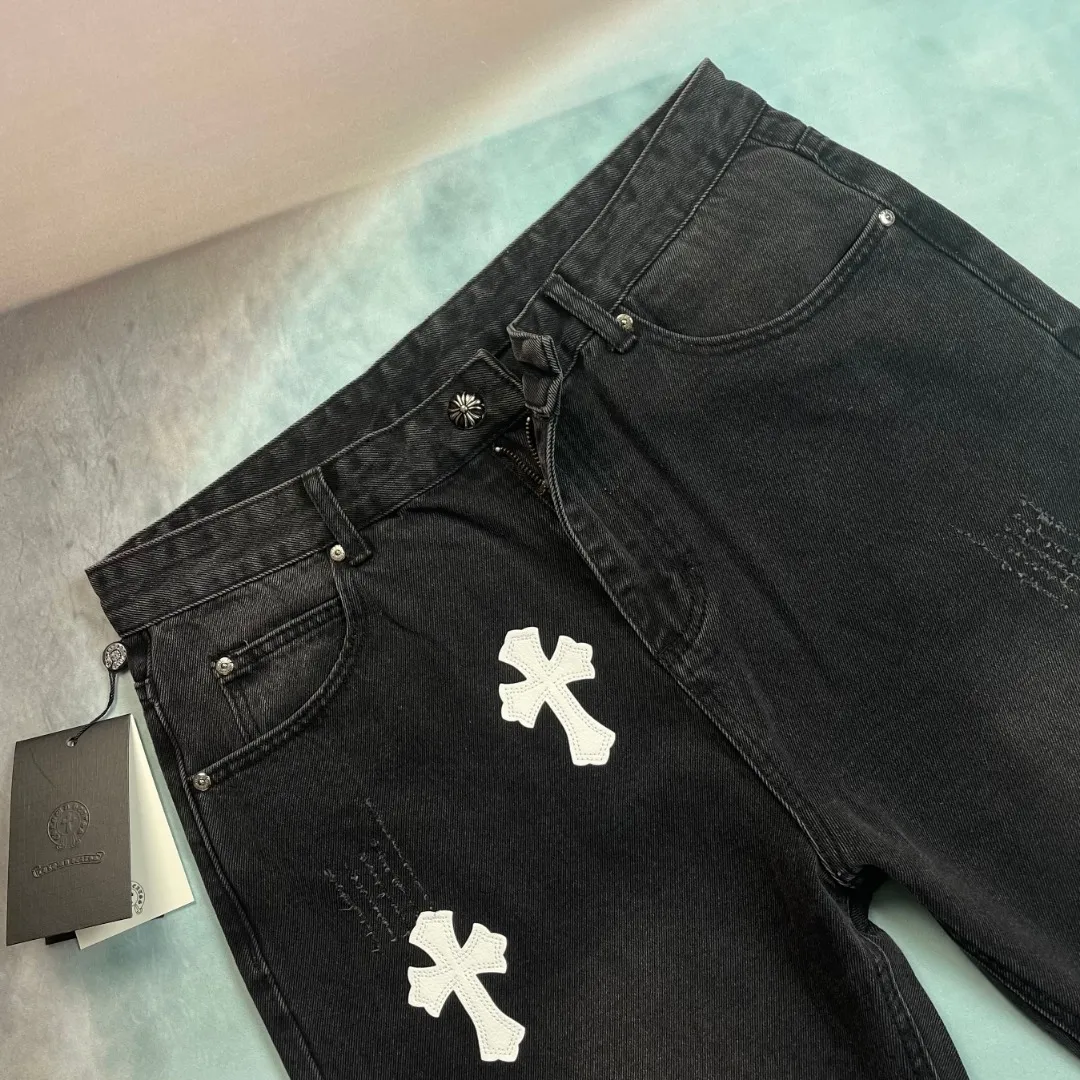🅿️236 🔘Style No.-KL151 🔘Cro Heart𝐂𝐡𝐫𝐨𝐦𝐞 𝐇𝐞𝐚𝐫𝐭 Classic CH Cross Patch Leather Jeans [Black and White]* The top-notch heavy-duty washing water gives the denim a natural aged texture, making it softer and softer to the touch, and every fold is a filter of age. The calfskin cross is fully laser-cut, with neat lines like works of art, and high-grade matte edges. The distressed silver hardware has its own retro buff, and the buttons and zippers tell a story the more they are used. The straight silhouette is perfect for concealing your body, and the hips become wider and the legs become thicker in seconds. Pair it with short boots to make you look taller, or wear it with dad shoes for a lazy look. You can wear it casually with a white T-shirt and it will make you shine. From the leather to the wiring, everything is top-notch, and you can tell the texture at the first touch - it's not in the same dimension as the currency at all!  Size: S M L XL (28.30.32.34) Color: black with black, black with white, black with pink